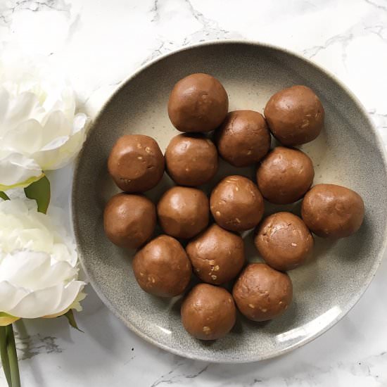 Chocolate Oat Energy Balls
