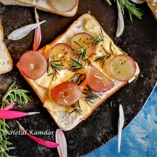 Red grapes and cheese Crostini