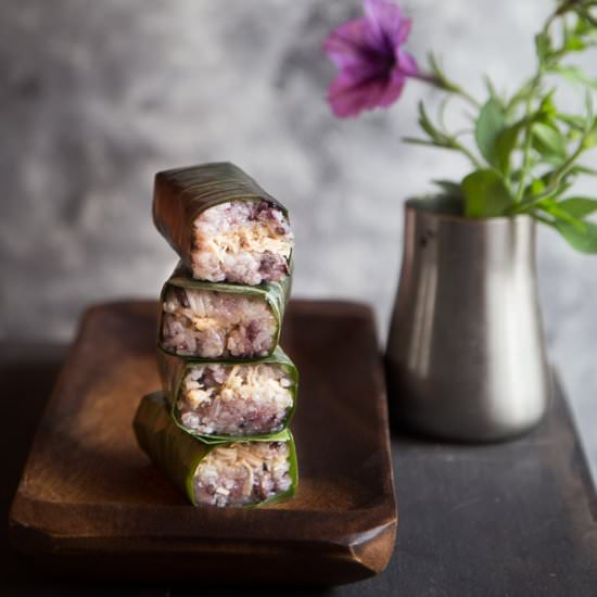 Sticky rice with spiced chicken