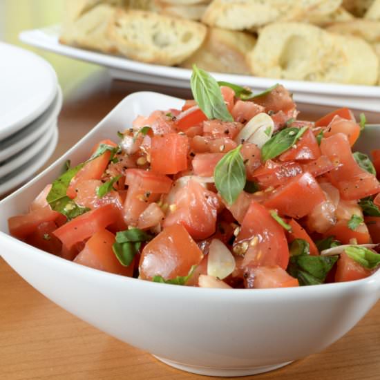 Fresh Tomato Basil Salad with Garlic