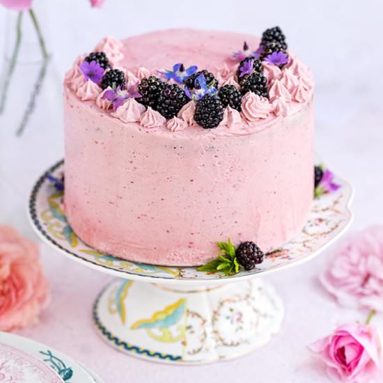 Vanilla cake with blackberry
