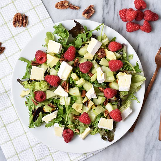 Salad with brie and raspberries