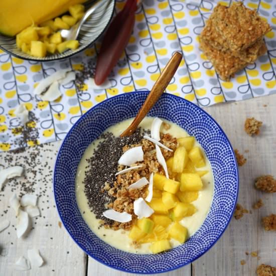 Mango-banana smoothie bowl