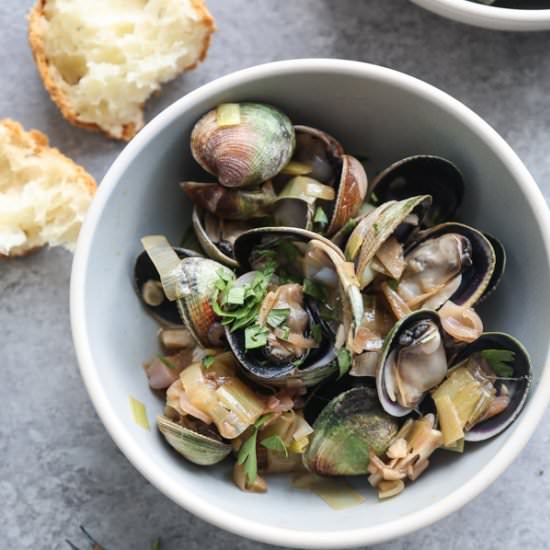 Rosé Steamed Clams with Leeks