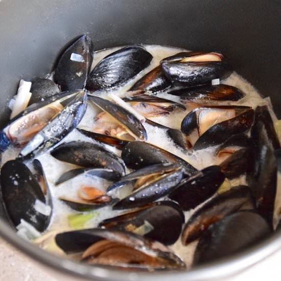Coconut Lime Steamed Mussels