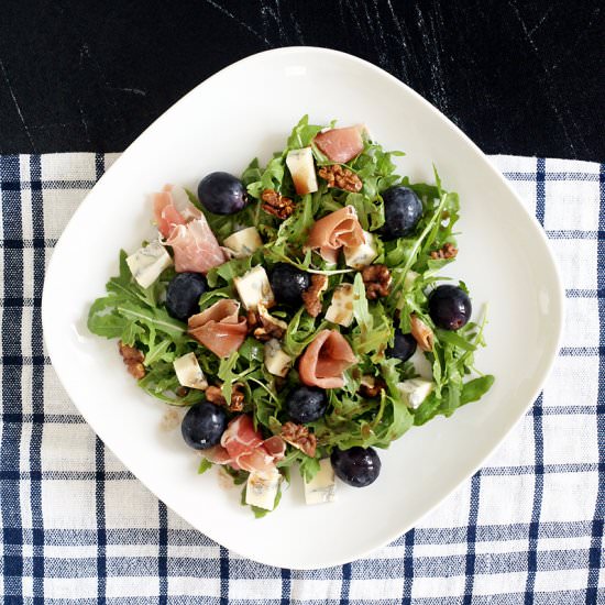 Salad with grapes and prosciutto