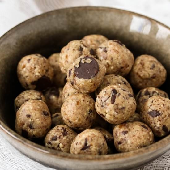 Cashew Cookie Dough Energy Balls