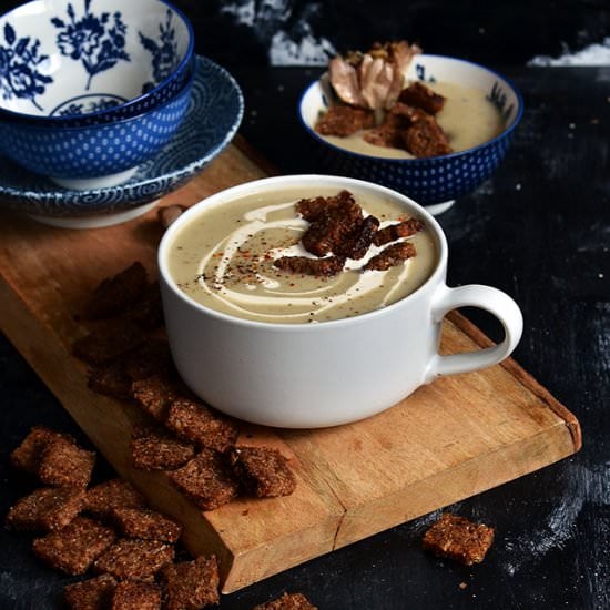 Cauliflower & Roasted Garlic Soup