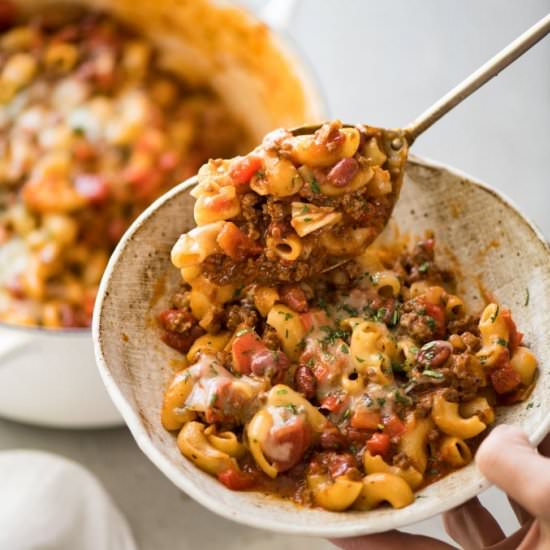 ONE POT CHILI MAC AND CHEESE