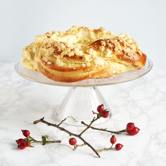 Yeast dough with cheese
