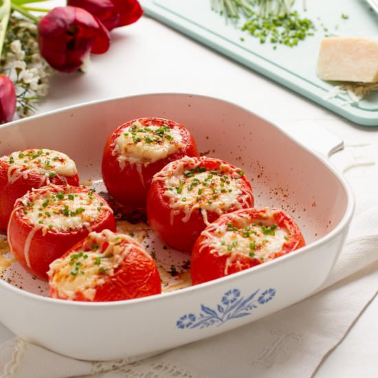 Baked Eggs in Tomato Cups