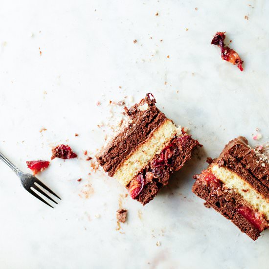 Chocolate cake with roasted plums