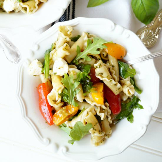 tomato mozzarella pesto pasta salad