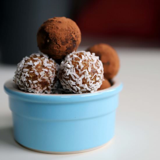 Cashew-Date Energy Balls