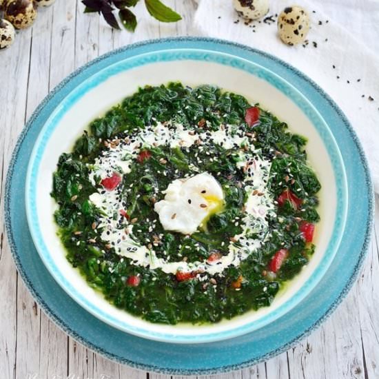 Spinach with quail eggs