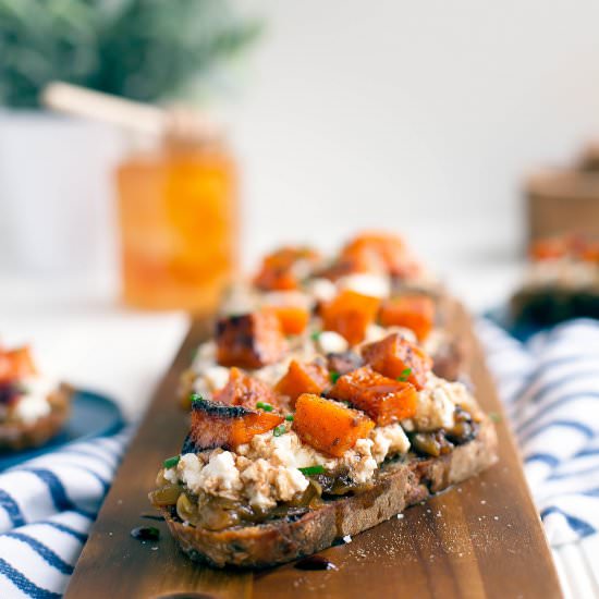 cranberry walnut crostini