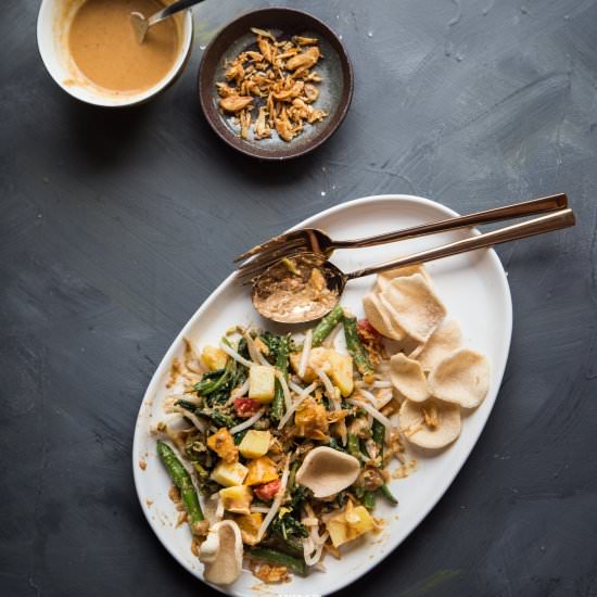 Sundanese Salad with Peanut sauce