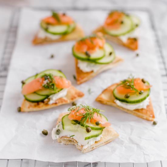 pita chips with smoked salmon
