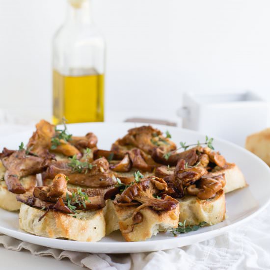 Crostini with Sauteed Chantelles