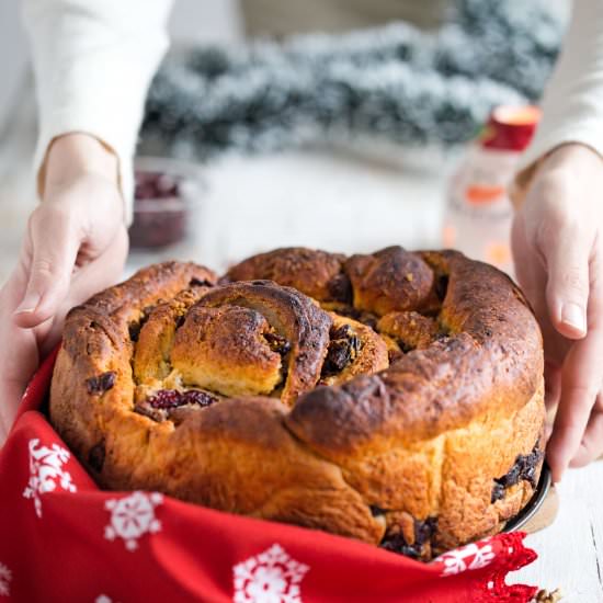 Cinnamon Christmas Bread Roll
