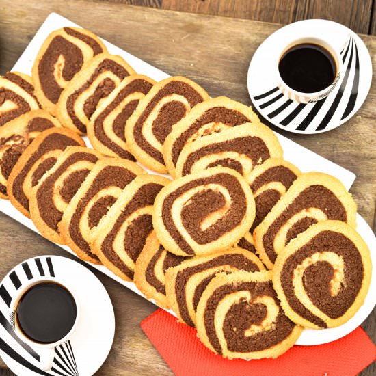 BLACK AND WHITE PINWHEEL COOKIES