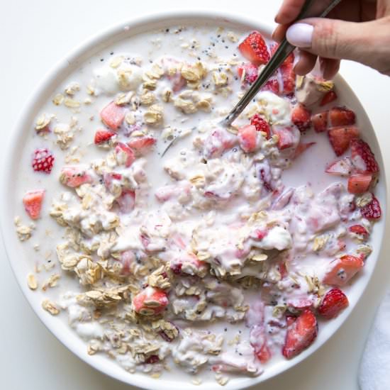 Strawberry Yogurt Overnight Oats