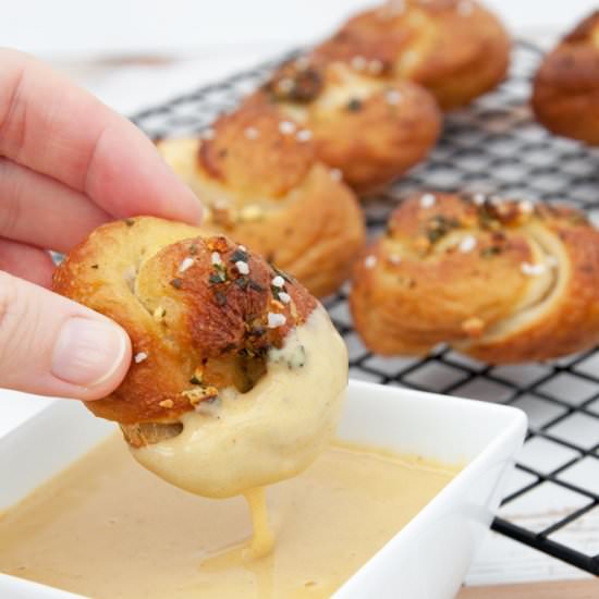 Vegan Pretzel Garlic Knots