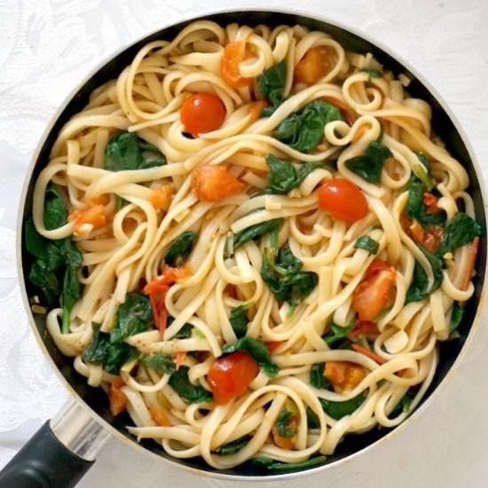 Pasta with Spinach and Tomatoes