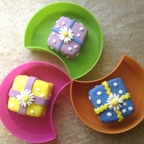 MINI GIFT BOX CAKES