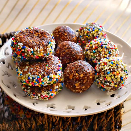 Quick Chocolate, Oats & Date Bites