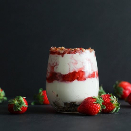 VEGAN STRAWBERRY CHEESECAKE PARFAIT