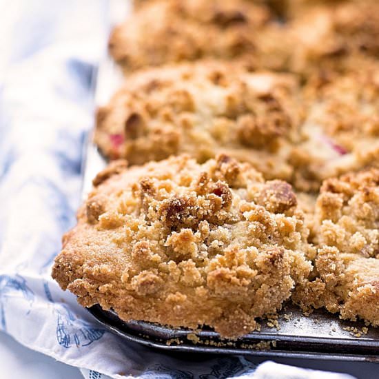 Fluffy Strawberry Crumb Muffins