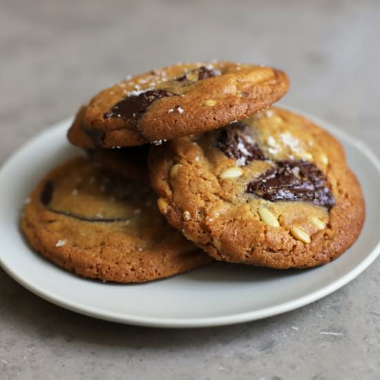 chocolate féve and pine nut cookies