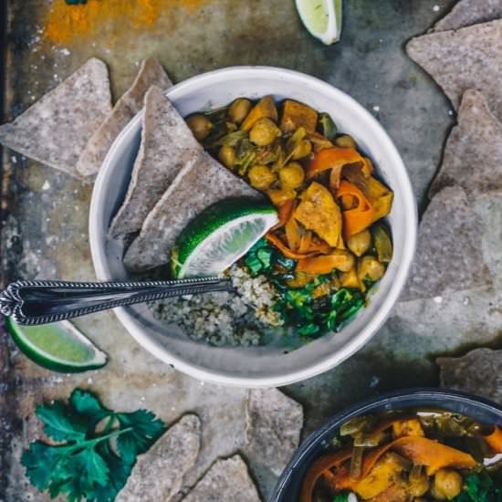 VEGAN COCONUT CURRY WITH QUINOA