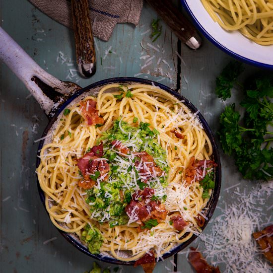 Spaghetti with avocado pesto