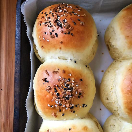 Everything Bagel Dinner Rolls