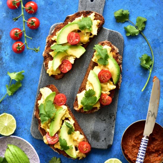 Harissa and crambled eggs toasts