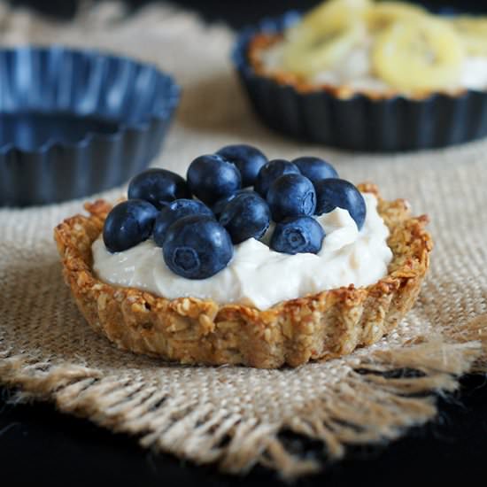 Oat tartlets with cream and fruit