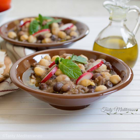 Foul moudammas with chickpeas