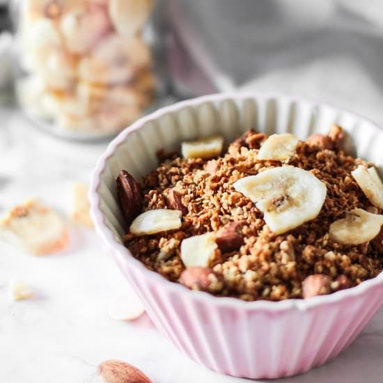 Crunchy millet flakes granola