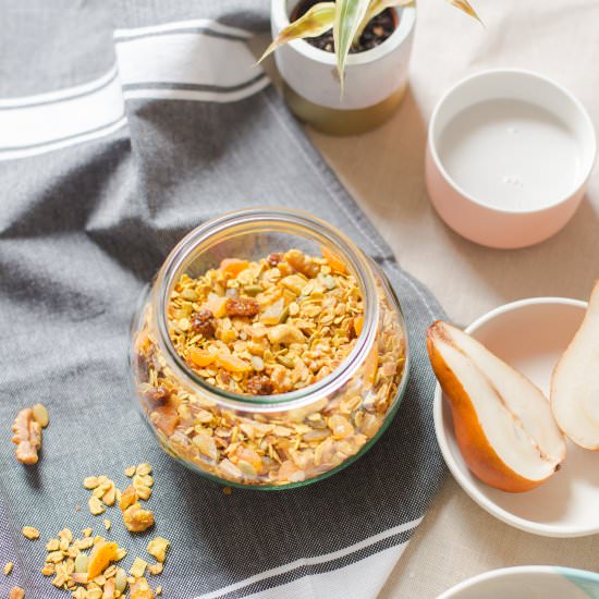 Turmeric Granola with Goldenberry