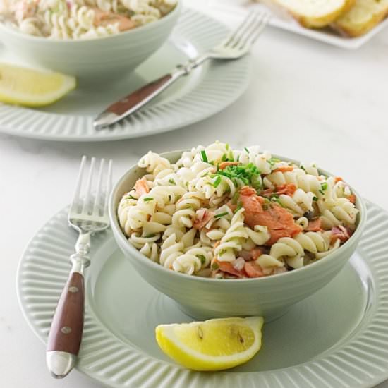 Salmon salad with spelt pasta