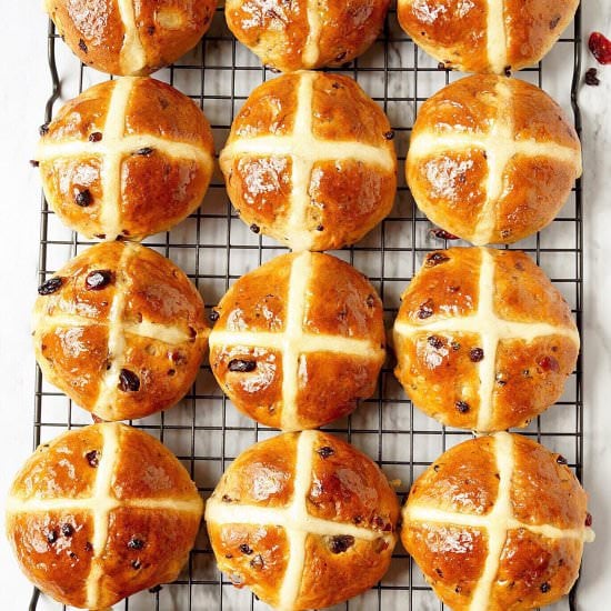 Eggless hot cross buns