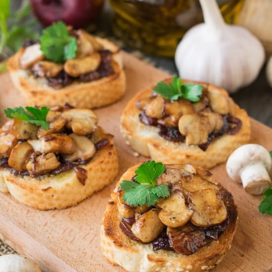 Bruschetta with Mushrooms and Onion