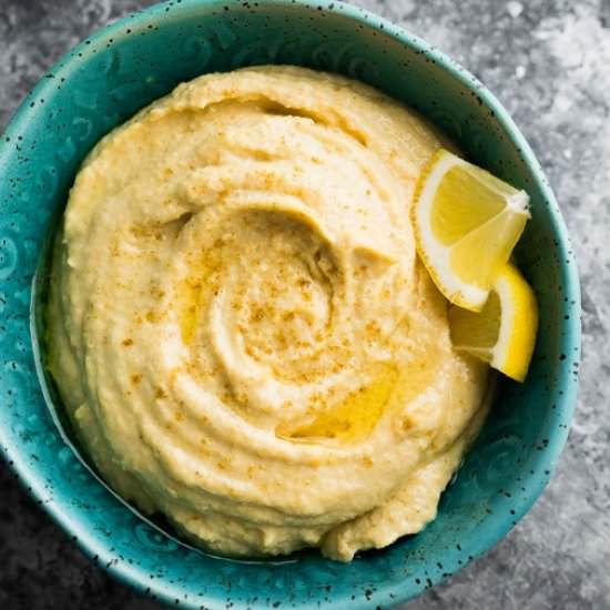 The BEST Easy Homemade Hummus