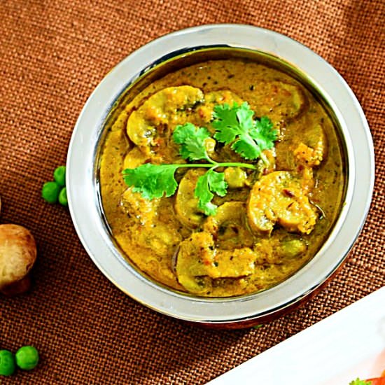 Mushroom and green pea curry