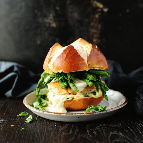 Salmon burgers with  asaragus