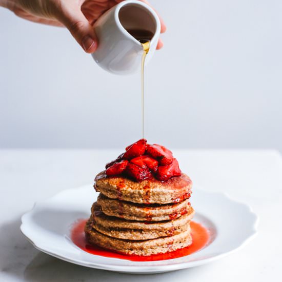 Banana Oat Pancakes w Strawberries