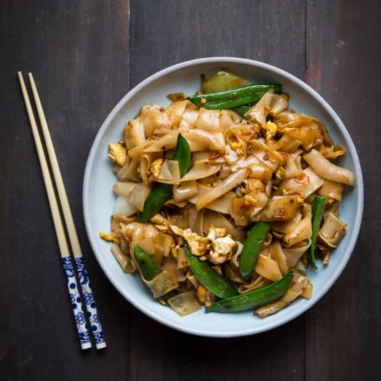 Easy and Quick Stir-fried Flat Rice Noodles