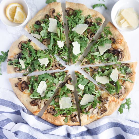 Arugula and mushroom pizza